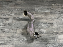Laden Sie das Bild in den Galerie-Viewer, Mercedes A45 AMG W176, CLA45 C117, GLA45 AMG X156 Downpipe Catless