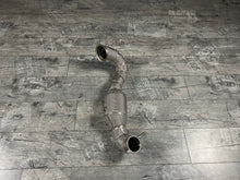Laden Sie das Bild in den Galerie-Viewer, Mercedes A45 AMG W176, CLA45 C117, GLA45 AMG X156 Downpipe Catless