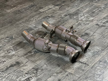 Laden Sie das Bild in den Galerie-Viewer, Ferrari 296 GTB Downpipe RP Catless