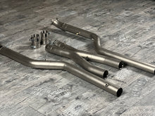 Laden Sie das Bild in den Galerie-Viewer, BMW M5 G90 G99 M5 (Touring) S68 Link Pipe Midpipe OPF Delete RP