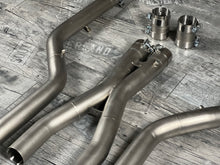 Laden Sie das Bild in den Galerie-Viewer, BMW M5 G90 G99 M5 (Touring) S68 Link Pipe Midpipe OPF Delete RP