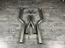 Laden Sie das Bild in den Galerie-Viewer, BMW M5 G90 G99 M5 (Touring) S68 Link Pipe Midpipe OPF Delete RP